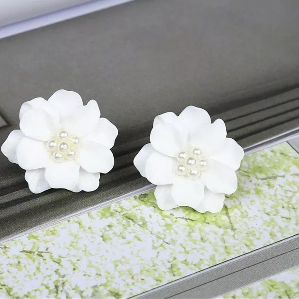 NWT Ethnic Statement Magnolia Flower Earrings Stud